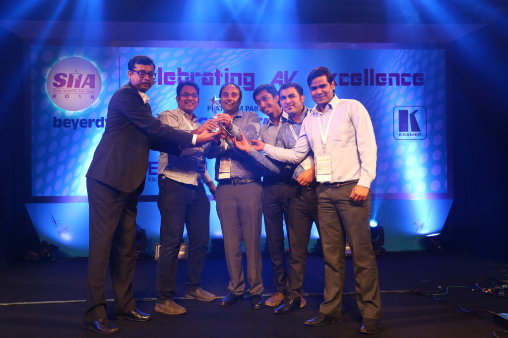 PLAY receiving the award for Best Application of AV in a Corporate environment with budget range of ₹ <1 Cr or less. Swadesh of Green Sources (in coat) presented the award